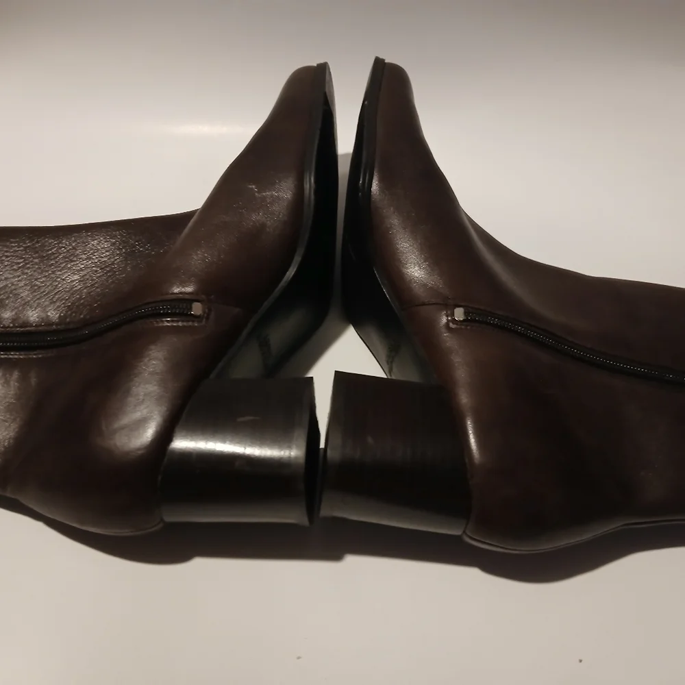Hush Puppies Ladies Brown Leather Ankle Boots. NWOT. Size 9M
